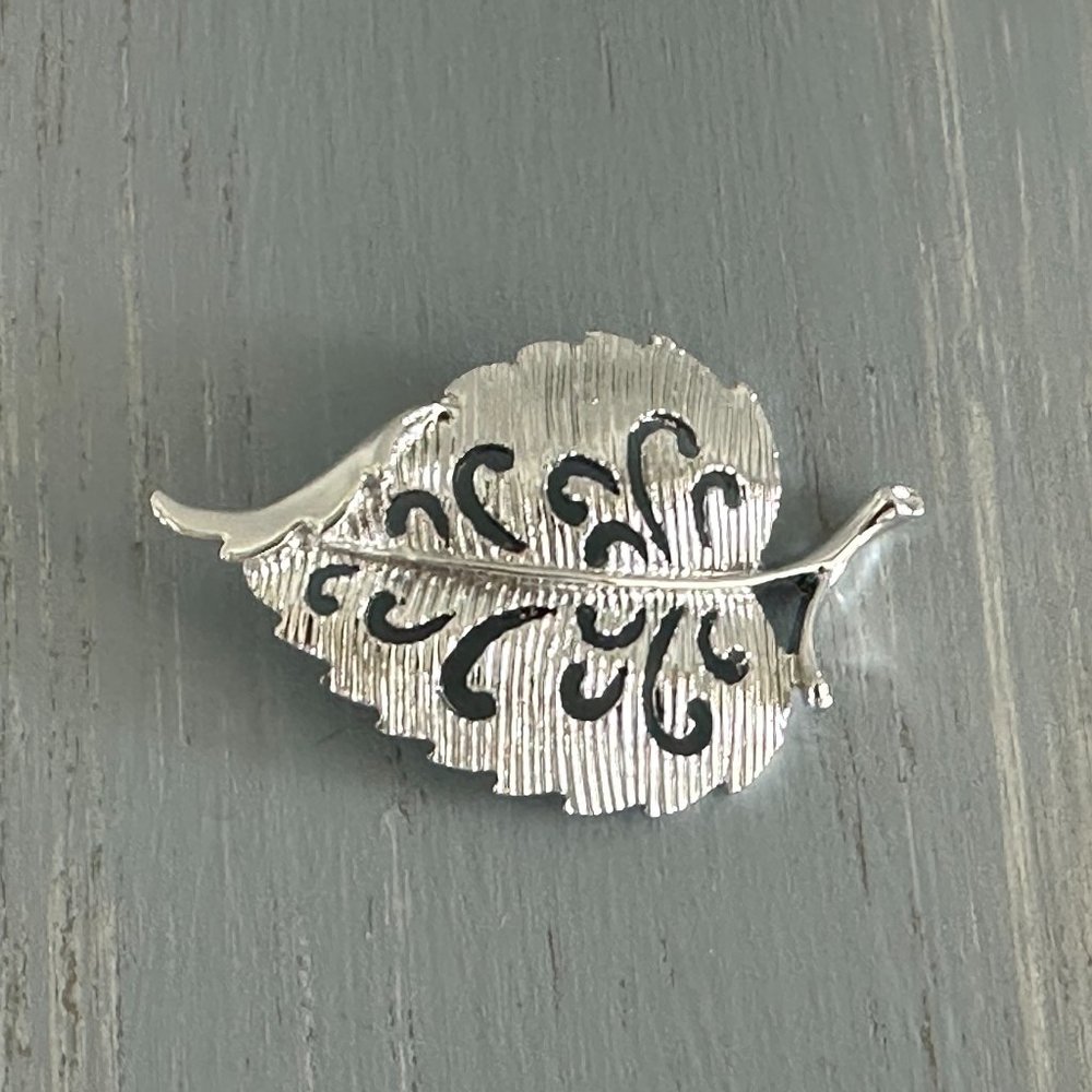 Gerry's Beautiful Vintage Brooch Textured & Shiny Silver Tone Leaf